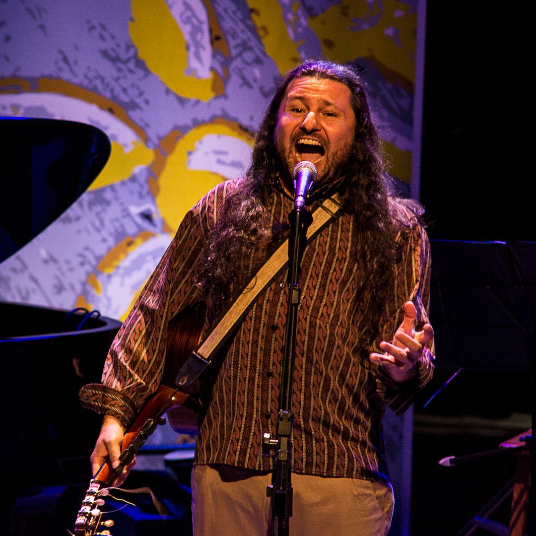 Leandro Maia com violão